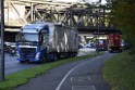 LKW blieb unter Bruecke haengen Koeln Ehrenfeld Innere Kanalstr Hornstr P494